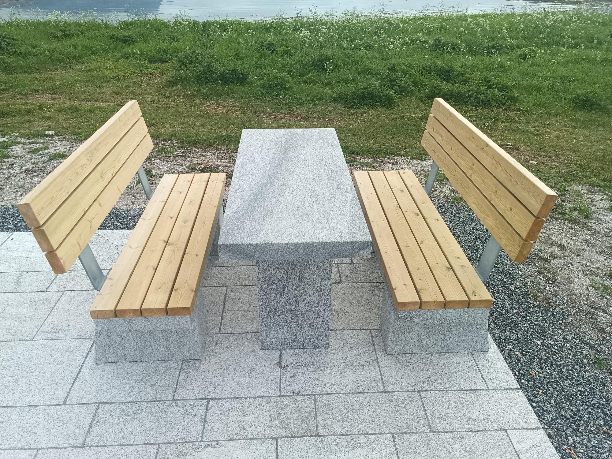 Heller og kantstein av granitt, Bergen, Nesttun Torg granitt